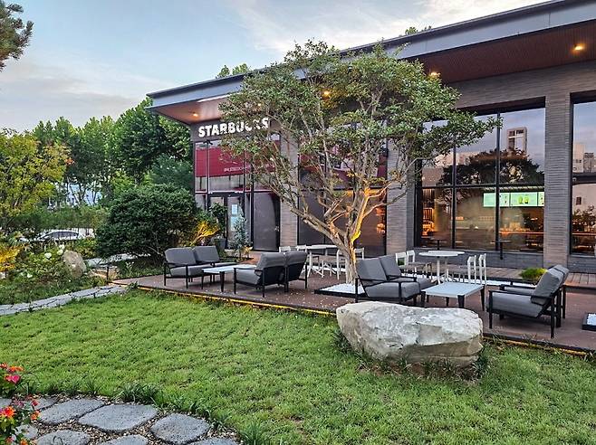 스타벅스 익산부송점 야외 정원. 사진=스타벅스코리아 제공