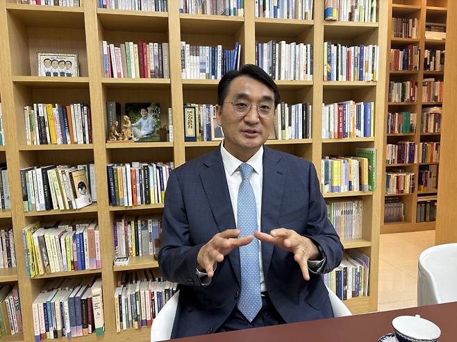 이재훈 온누리교회 목사가 11일 서울 용산구 서빙고 예배당에서 40주년 기념 사역축제에 대해 설명하고 있다.