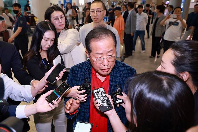 홍준표 전 대구시장이 지난 6월 17일 인천국제공항 제1여객터미널을 통해 귀국한 뒤 취재진과 인터뷰하고 있다. [사진 출처 = 연합뉴스]