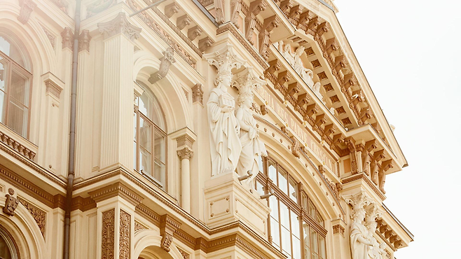 미술관 입구 기둥에 장식된 팔라스 아테네 조각상 ©Ateneum Art Museum