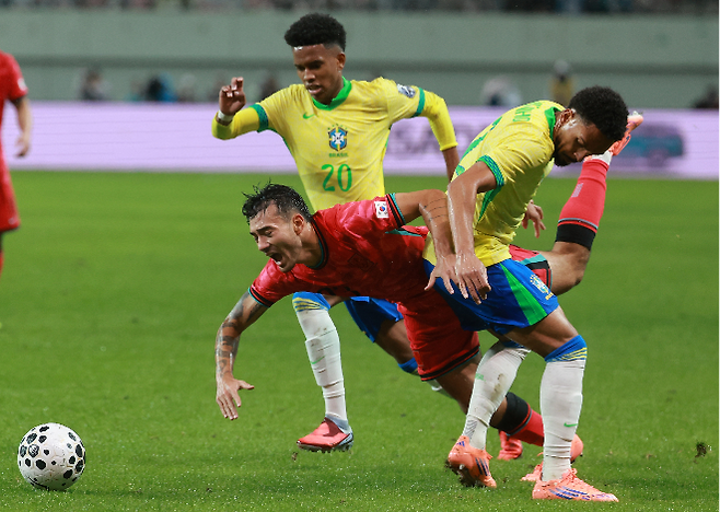 10일 서울 마포구 서울월드컵경기장에서 열린 한국과 브라질 축구 대표팀의 친선경기. 한국 옌스 카스트로프가 돌파를 시도하다 브라질 수비에 걸려 넘어지고 있다. 사진=연합뉴스