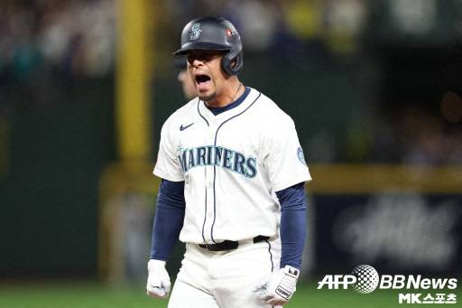 레오 리바스가 동점 적시타를 때린 뒤 환호하고 있다. 사진(美 시애틀)=ⓒAFPBBNews = News1