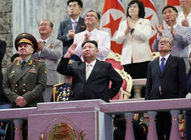 김정은 북한 노동당 총비서가 2023년 7월27일 평양 김일성광장에서 열린 열병식을 중국과 러시아 대표단과 지켜보고 있는 모습. / 사진=뉴스1(노동신문)