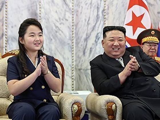 2023년 9월 8일 저녁 평양 김일성광장에서 김정은 국무위원장과 딸 주애가 정권수립 75주년 민방위무력 열병식을 보는 모습. 조선중앙TV 캡처/연합뉴스