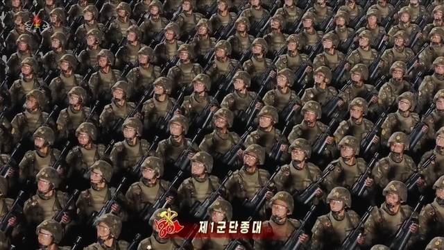 지난 10일 평양 김일성광장에서 열린 북한 조선노동당 창건 80주년 경축 열병식에서 강원도 회령군에 위치한 제1군단이 진군하고 있다. 조선중앙TV 캡처 /연합뉴스0.11.jpg