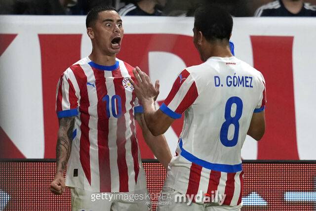 알미론(왼쪽)이 득점 후 포효하고 있다. /게티이미지코리아