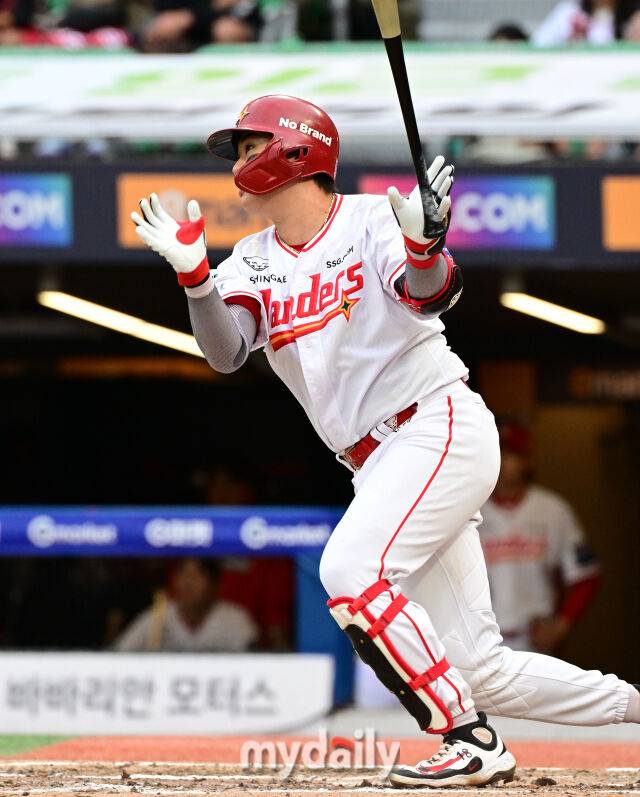 2025년 10월 9일 인천 SSG랜더스필드에서 '2025 신한 SOL뱅크 KBO리그 준플레이오프' 1차전 삼성-SSG의 경기. SSG 고명준이 5-0으로 뒤지던 7회말 1사 1루에서 삼성 김태훈을 상대로 2점 홈런을 때리고 있다./마이데일리