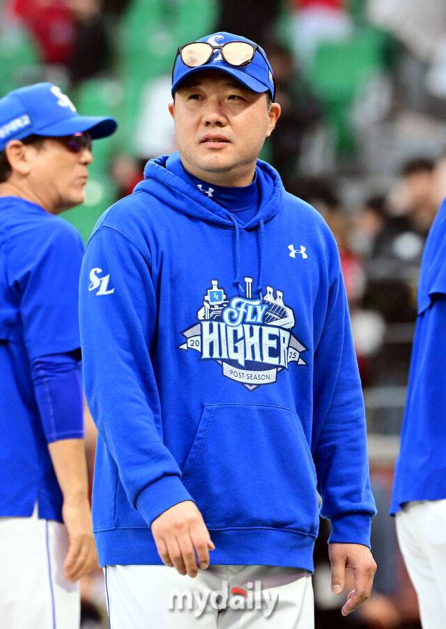 2025년 10월 9일 인천 SSG랜더스필드에서 '2025 신한 SOL뱅크 KBO리그 준플레이오프' 1차전 삼성-SSG의 경기. 삼성 박진만 감독이 SSG를 상대로 5-2로 승리한 뒤 미소를 짓고 있다./마이데일리