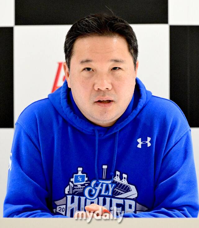 2025년 10월 11일 오후 인천SSG랜더스필드에서 '2025 신한 SOL Bank KBO 포스트시즌' 삼성 라이온즈와 SSG 랜더스의 준플레이오프 2차전이 열렸다. 경기 전 삼성 박진만 감독이 취재진의 질문을 받고 있다./인천=유진형 기자