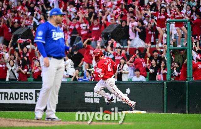 2025년 10월 11일 오후 인천 SSG랜더스필드에서 열린 '2025 신한 SOL Bank KBO 포스트시즌' 삼성 라이온즈와 SSG 랜더스의 준플레이오프 2차전 경기. SSG 김성욱이 9회말 1사 후 끝내기 홈런을 친 뒤 그라운드를 돌고 있다./인천=유진형 기자