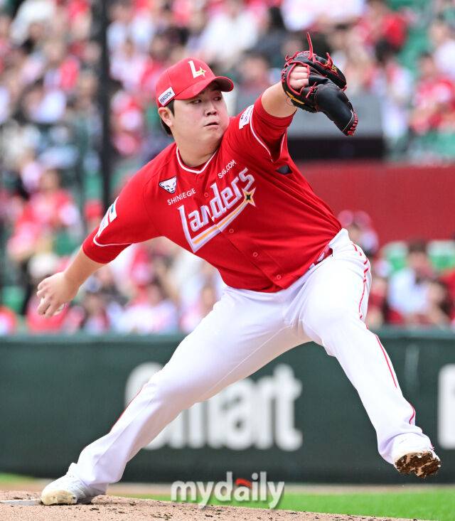 2025년 10월 11일 오후 인천 SSG랜더스필드에서 열린 '2025 신한 SOL Bank KBO 포스트시즌' 삼성 라이온즈와 SSG 랜더스의 준플레이오프 2차전 경기. SSG 이로운이 4회초 1사 1루서 구원등판해 역투하고 있다./인천=유진형 기자