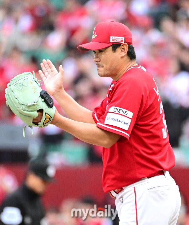 2025년 10월 11일 오후 인천 SSG랜더스필드에서 열린 '2025 신한 SOL Bank KBO 포스트시즌' 삼성 라이온즈와 SSG 랜더스의 준플레이오프 2차전 경기. SSG 노경은이 7회초 투구를 마친 뒤 기뻐하고 있다./인천=유진형 기자