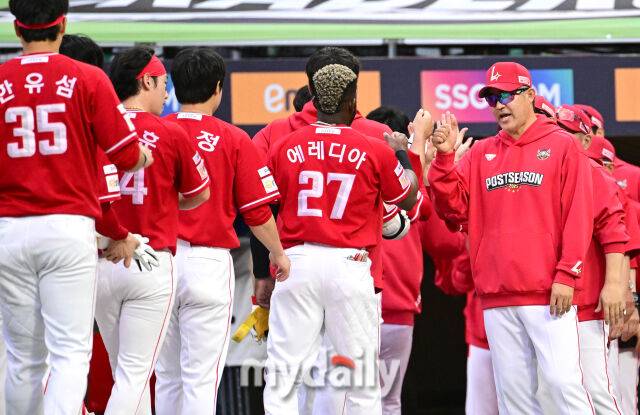 2025년 10월 11일 오후 인천 SSG랜더스필드에서 열린 '2025 신한 SOL Bank KBO 포스트시즌' 삼성 라이온즈와 SSG 랜더스의 준플레이오프 2차전 경기. SSG 이숭용 감독이 4-3으로 승리한 뒤 기뻐하고 있다./인천 = 유진형 기자