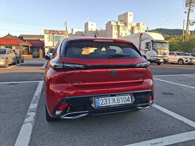 푸조 308 스마트 하이브리드 후면 [김성우 기자]