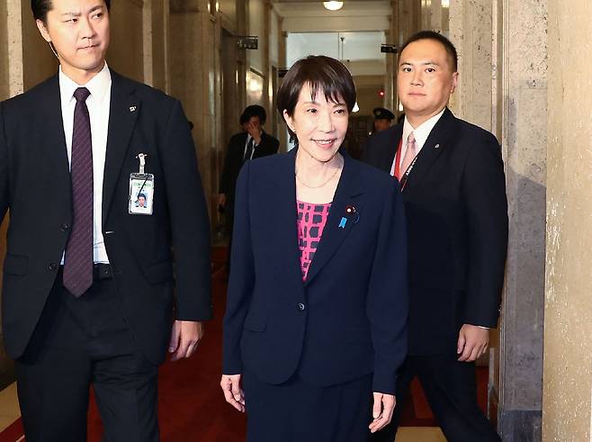 10일(현지시간) 일본 도쿄 국회에서 열린 자민당-공명당 대표 회의에 일본 집권 자민당(LDP) 총재 다카이치 사나에(가운데)가 참석하고 있다. [AFP]