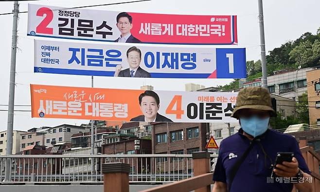 본격적인 제21대 대통령선거운동이 시작된 가운데 14일 오후 서울 관악구 신림2교에 이재명 더불어민주당 후보, 김문수 국민의힘 후보, 이준석 개혁신당 후보의 현수막이 걸려 있다. 이상섭 기자