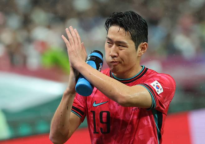 10일 서울 마포구 서울월드컵경기장에서 열린 한국과 브라질 축구 대표팀의 친선경기. 이강인이 교체로 물러나며 손을 흔들고 있다. [연합]