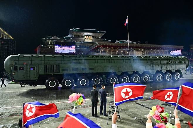 북한이 10일 밤 평양 김일성광장에서 노동당 창건 80주년 대규모 열병식을 진행한 가운데 관심을 모은 신형 대륙간탄도미사일(ICBM) 화성-20형의 실체가 드러났다. [평양 노동신문=뉴스1]