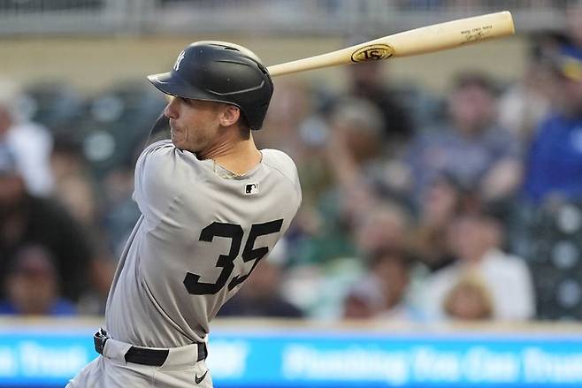 [미니애폴리스=AP/뉴시스] 뉴욕 양키스의 코디 벨린저가 17일(현지 시간) 미국 미네소타 미니애폴리스의 타깃 필드에서 열린 2025 MLB 미네소타 트윈스와의 경기 1회 2루타를 치고 있다. 2025.09.18.