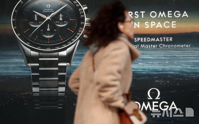 [서울=뉴시스] 김혜진 기자 = 서울 시내 한 오메가 매장 앞으로 시민들이 지나가고 있다. 2025.02.25. jini@newsis.com