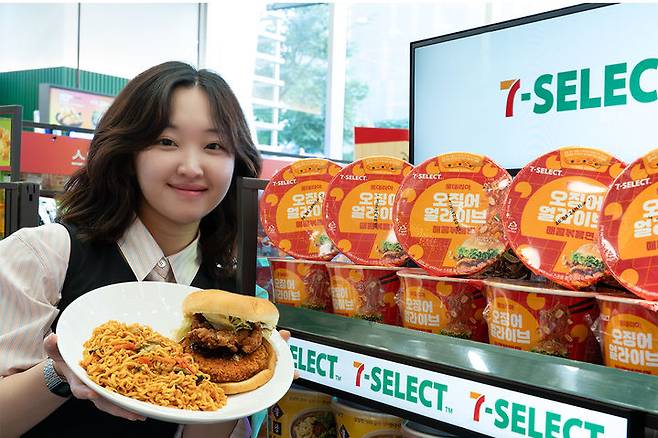 [서울=뉴시스] 세븐일레븐 오징어 얼라이브 매콤볶음면. (사진=세븐일레븐 제공)  *재판매 및 DB 금지