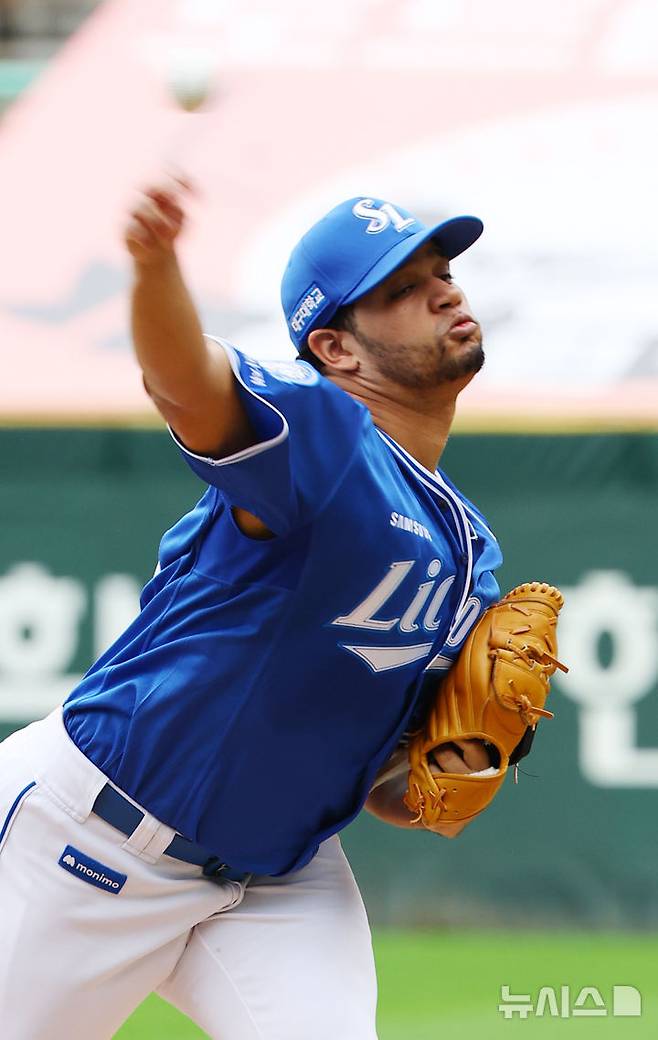[서울=뉴시스] 박주성 기자 = 11일 인천 미추홀구 SSG랜더스필드에서 열린 2025 KBO 포스트시즌 준플레이오프 2차전 삼성 라이온즈와 SSG 랜더스의 경기, 섬성 선발 가라비토가 역투하고 있다. 2025.10.11. park7691@newsis.com