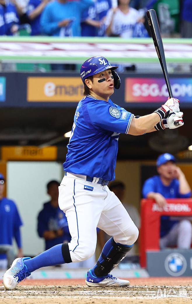 [서울=뉴시스] 박주성 기자 = 11일 인천 미추홀구 SSG랜더스필드에서 열린 2025 KBO 포스트시즌 준플레이오프 2차전 삼성 라이온즈와 SSG 랜더스의 경기, 9회초 원아웃 주자 2루에서 삼성 강민호가 동점 적시타를 치고 있다. 2025.10.11. park7691@newsis.com