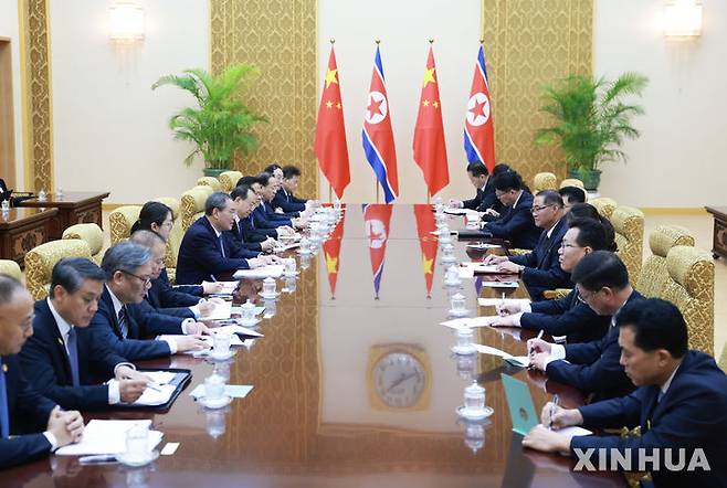 [평양=신화/뉴시스] 박태성 북한 내각총리와 리창 중국 국무원 총리가 11일 북한 평양 만수대의사당에서 회담하고 있다. 리 총리는 북한 노동당 창건 80주년 기념행사 참석차 북한을 방문했다. 2025.10.11.