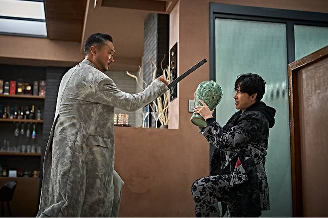 영화 '사마귀'는 모든 규칙이 무너진 살인청부업계에 긴 휴가 후 복귀한 A급 킬러 이한울(임시완)과 그의 훈련생 동기이자 라이벌 신재이(박규영) 그리고 은퇴한 레전드 킬러 독고(조우진)가 1인자 자리를 놓고 벌이는 대결을 다룬다. 넷플릭스 제공