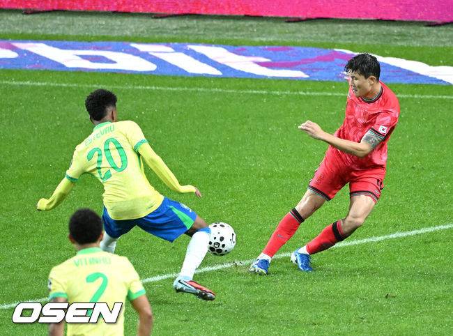 [OSEN=서울월드컵경기장, 이대선 기자] 홍명보 감독이 이끄는 대한민국 대표팀은 10일 오후 서울월드컵경기장에서 '세계 최강' 브라질과 A매치 평가전을 가졌다.한국이 브라질을 상대로 마지막으로 웃은 건 1999년 3월 28일이었다. 당시 잠실에서 열린 친선경기에서 김도훈의 결승골로 1-0 승리를 거뒀다. 다만, 그 승리가 마지막이었다. 한국은 브라질을 상대로 1승 1무 8패에 그쳤다. 브라질과의 이번 경기는 단순한 친선전이 아닌, 2026 북중미 월드컵을 향한 본격적인 시험대다.&nbsp;후반 한국 김민재가 브라질 이스테방에게 볼을 뺏기고 있다. 2025.10.10 /sunday@osen.co.kr