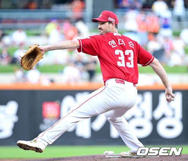 [OSEN=대전, 최규한 기자] 25일 대전 한화생명볼파크에서 ‘2025 신한 SOL Bank KBO리그’ 한화 이글스와 SSG 랜더스의 경기가 열렸다.홈팀 한화는 라이언 와이스, 방문팀 SSG는 드류 앤더슨을 선발로 내세웠다.1회말 SSG 선발 앤더슨이 힘차게 공을 뿌리고 있다. 2025.07.25 / dreamer@osen.co.kr