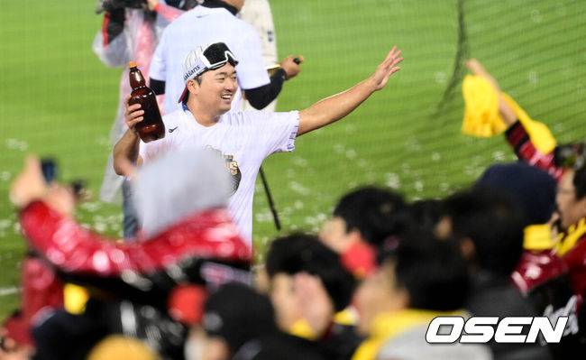 [OSEN=잠실, 조은정 기자]LG 트윈스가 29년 만에 한국시리즈 우승을 차지했다.&nbsp;LG는 13일 서울 잠실구장에서 열린 2023 KBO리그 한국시리즈(7전 4선승제) 5차전 KT와 경기에서 6-2로 승리했다. 이로써 LG는 1차전을 패한 후 4연승을 거두며 한국시리즈 우승을 차지했다. LG 고우석이 샴페인 세리머니를 하고 있다. 2023.11.13 /cej@osen.co.kr