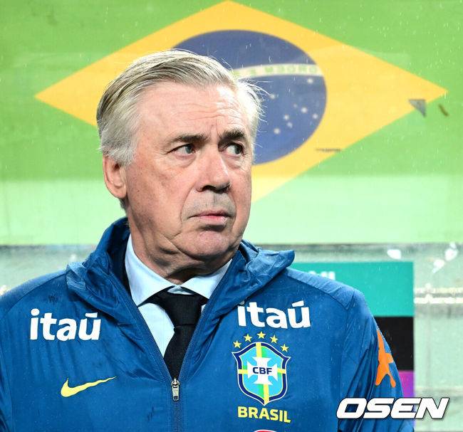 [OSEN=서울월드컵경기장, 지형준 기자] 세계의 벽은 높았다. 결과는 0-5 대패였다.홍명보&nbsp;감독이 이끄는 대한민국 남자 축구 국가대표팀은 10일 서울월드컵경기장에서 '세계 최강' 브라질을&nbsp;상대로 A매치&nbsp;평가전을 치러&nbsp;이스테방(첼시)과 호드리구(레알 마드리드)에게 나란히 2골을 허용하면서 0-5로 대패했다.한국 손흥민이 선발 출전하며 대한민국 남자 축구대표팀 최다 출장 기록을 새로 썼다. A매치 통산 출전 수는 137경기.브라질 카를로 안첼로티 감독이 경기를 준비하고 있다. 2025.10.10 /jpnews@osen.co.kr