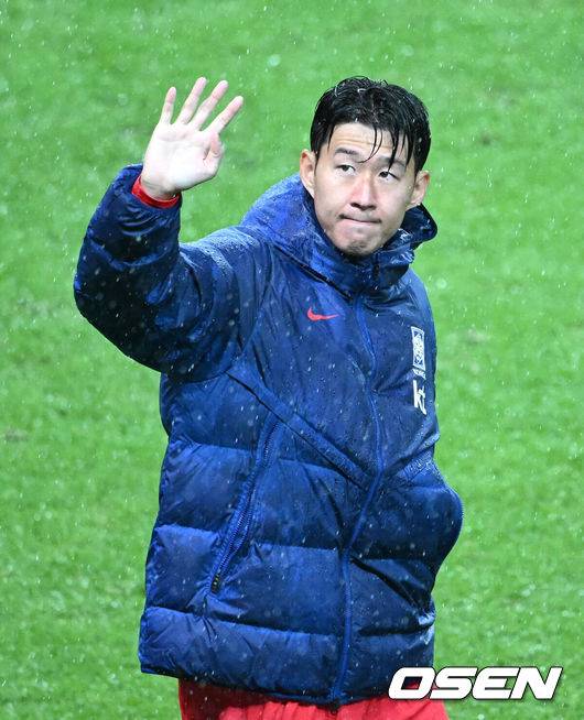 [OSEN=서울월드컵경기장, 이대선 기자] 홍명보&nbsp;감독이 이끄는 대한민국 남자 축구 국가대표팀은 10일 서울월드컵경기장에서 '세계 최강' 브라질을&nbsp;상대로 A매치&nbsp;평가전을 치러&nbsp;이스테방(첼시)과 호드리구(레알 마드리드)에게 나란히 2골을 허용하면서 0-5로 대패했다.한국은 1999년 이후 26년 만에 브라질전 승리를 노렸지만 아무런 저항도 하지 못하면서 무산됐다.경기 종료 후 한국 손흥민이 관중석을 향해 인사를 하고 있다. 2025.10.10 /sunday@osen.co.kr