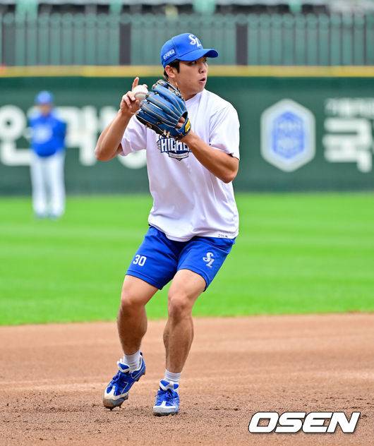 [OSEN=인천, 박준형 기자] 11일 인천 SSG랜더스필드에서 ‘2025 신한 SOL뱅크 KBO리그’ 준플레이오프(5전 3선승제) 2차전 SSG 랜더스와 삼성 라이온즈의 경기가 열린다.SSG는 김건우, 삼성은 헤르손 가라비토를 선발 투수로 내세운다.경기를 앞두고 삼성 김영웅이 수비 훈련을 하고 있다.  2025.10.11 / soul1014@osen.co.kr