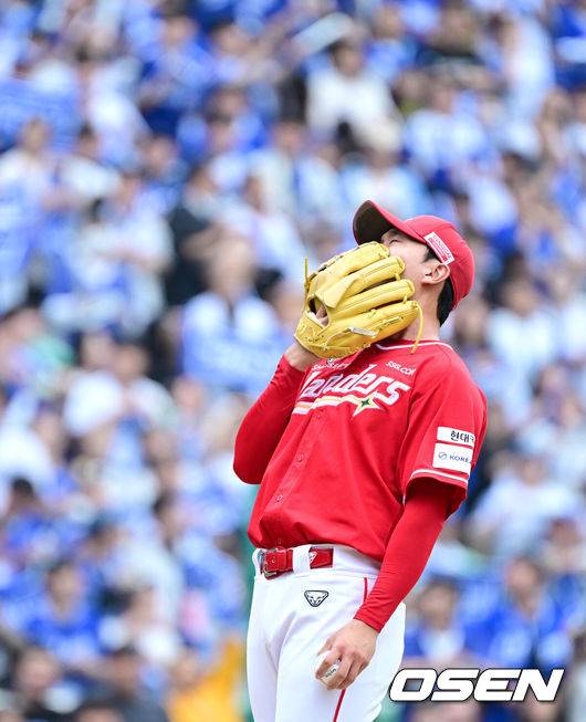 [OSEN=인천, 최규한 기자] 11일 인천 SSG랜더스필드에서 ‘2025 신한 SOL뱅크 KBO리그’ 준플레이오프(5전 3선승제) 2차전 SSG 랜더스와 삼성 라이온즈의 경기가 열렸다.SSG는 김건우, 삼성은 헤르손 가라비토를 선발 투수로 내세웠다.4회초 1사 1루 상황 SSG 선발 김건우가 강판을 앞두고 아쉬워하고 있다. 2025.10.11 / dreamer@osen.co.kr