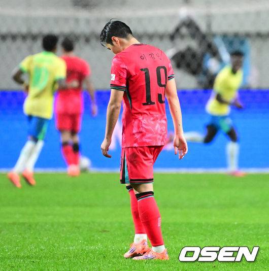 [OSEN=서울월드컵경기장, 지형준 기자] 세계의 벽은 높았다. 결과는 0-5 대패였다.홍명보&nbsp;감독이 이끄는 대한민국 남자 축구 국가대표팀은 10일 서울월드컵경기장에서 '세계 최강' 브라질을&nbsp;상대로 A매치&nbsp;평가전을 치러&nbsp;이스테방(첼시)과 호드리구(레알 마드리드)에게 나란히 2골을 허용하면서 0-5로 대패했다.후반 한국 이강인이 브라질 비니시우스 주니오르의 골에 아쉬워하고 있다. 2025.10.10 /jpnews@osen.co.kr