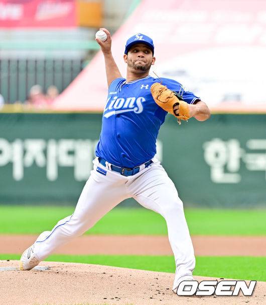 [OSEN=인천, 박준형 기자] 11일 인천 SSG랜더스필드에서 ‘2025 신한 SOL뱅크 KBO리그’ 준플레이오프(5전 3선승제) 2차전 SSG 랜더스와 삼성 라이온즈의 경기가 열렸다.SSG는 김건우, 삼성은 헤르손 가라비토를 선발 투수로 내세웠다.1회말 삼성 선발투수 가라비토가 역투하고 있다.  2025.10.11 / soul1014@osen.co.kr