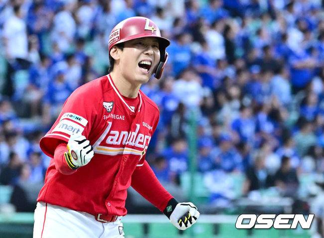 [OSEN=인천, 최규한 기자] SSG 랜더스가 9회말 김성욱의 극적인 끝내기홈런을 앞세워 1차전 패배를 설욕했다.프로야구 SSG 랜더스는 11일 인천SSG랜더스필드에서 열린 2025 신한 SOL KBO 준플레이오프(5전 3선승제) 2차전에서 4-3 끝내기 승리를 거뒀다.9회말 1사 주자없는 상황 SSG 김성욱이 끝내기 좌월 솔로포를 뽑아낸 SSG 김성욱이 그라운드를 돌며 기뻐하고 있다. 2025.10.11 / dreamer@osen.co.kr