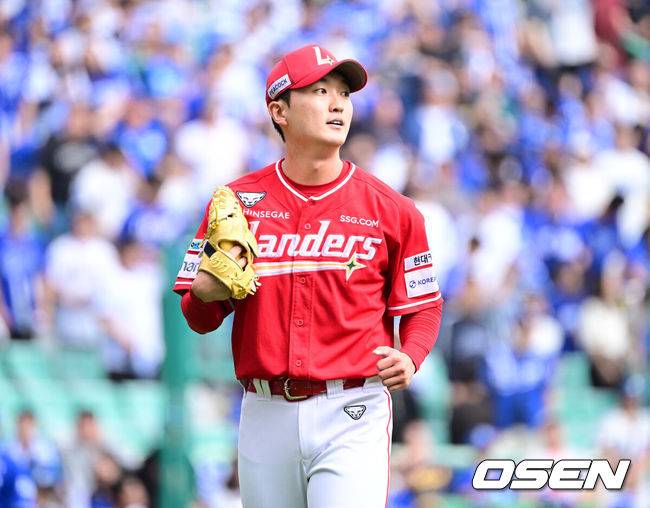 [OSEN=인천, 최규한 기자] 11일 인천 SSG랜더스필드에서 ‘2025 신한 SOL뱅크 KBO리그’ 준플레이오프(5전 3선승제) 2차전 SSG 랜더스와 삼성 라이온즈의 경기가 열렸다.SSG는 김건우, 삼성은 헤르손 가라비토를 선발 투수로 내세웠다.2회초 삼성 공격을 삼자범퇴로 막아낸 SSG 선발 김건우가 더그아웃으로 향하고 있다. 포스트시즌 선발 6타자 연속 삼진 신기록. 2025.10.11 / dreamer@osen.co.kr