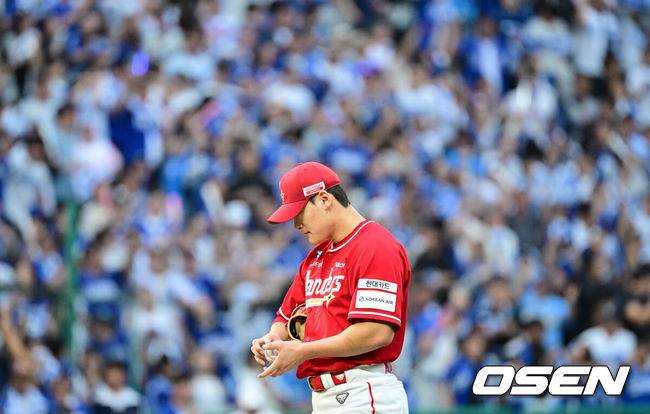 [OSEN=인천, 최규한 기자] 11일 인천 SSG랜더스필드에서 ‘2025 신한 SOL뱅크 KBO리그’ 준플레이오프(5전 3선승제) 2차전 SSG 랜더스와 삼성 라이온즈의 경기가 열렸다.SSG는 김건우, 삼성은 헤르손 가라비토를 선발 투수로 내세웠다.9회초 1사 2루 상황 삼성 강민호에게 동점 1타점 적시타를 내준 SSG 투수 조병현이 아쉬워하고 있다. 2025.10.11 / dreamer@osen.co.kr