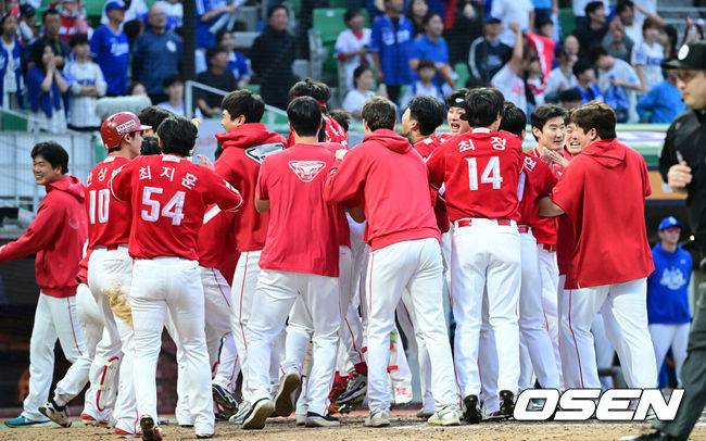 [OSEN=인천, 최규한 기자] SSG 랜더스가 9회말 김성욱의 극적인 끝내기홈런을 앞세워&nbsp;1차전 패배를 설욕했다.프로야구 SSG 랜더스는 11일 인천SSG랜더스필드에서 열린 2025 신한 SOL KBO 준플레이오프(5전 3선승제) 2차전에서 4-3 끝내기 승리를 거뒀다.끝내기 솔로포를 뽑아낸 SSG 김성욱이 홈을 밟을 때 동료들이 그라운드로 나서며 기뻐하고 있다. 2025.10.11 / dreamer@osen.co.kr