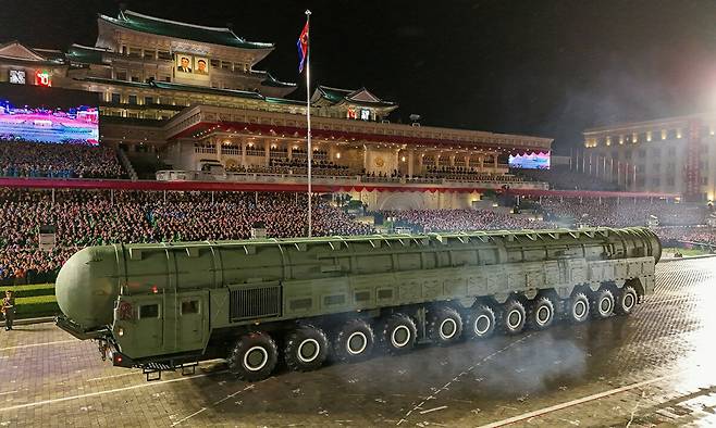 북한 노동당 기관지 노동신문은 11일 당 창건 80주년 경축 열병식이 전날 김일성광장에서 성대히 거행됐다고 보도했다. 새 대륙간탄도미사일(ICBM) '화성-20형'이 이날 처음 공개됐다. 평양 노동신문=뉴스1