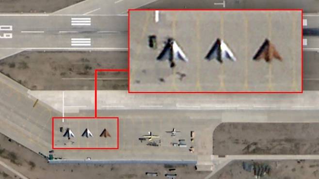 2025년 8월 6일 시가체 공군기지를 촬영한 위성 사진에 담긴 GJ-11 3대와 기타 무인기 모습. 플래닛랩스 제공