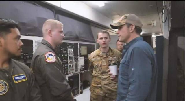 피트 헤그세스 미 국방장관이 지난 3월 27일(현지 시간) 핵공중지휘통제기(E-4B) 기내에서 승무원들과 대화를 나누고 있다. 사진=피트 헤그세스 장관 SNS 캡처