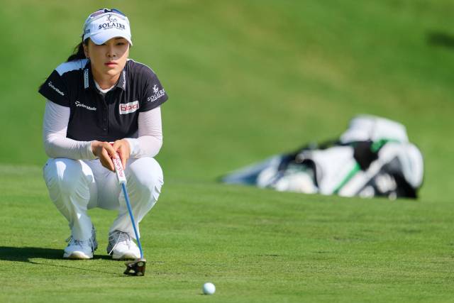 그린을 읽고 있는 윤이나. 사진 제공=AFP연합뉴스