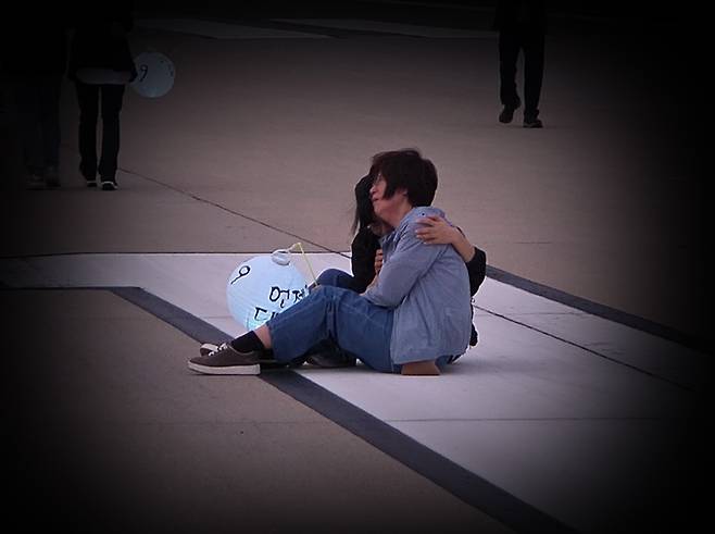 추석 당일인 6일 오후 전남 무안군 무안국제공항에서&nbsp; 진행된 12·29 무안공항 제주항공 여객기 참사 유등 행사. 행사에 참여한 유가족이 오열하고 있다. ⓒ시사저널 이태준