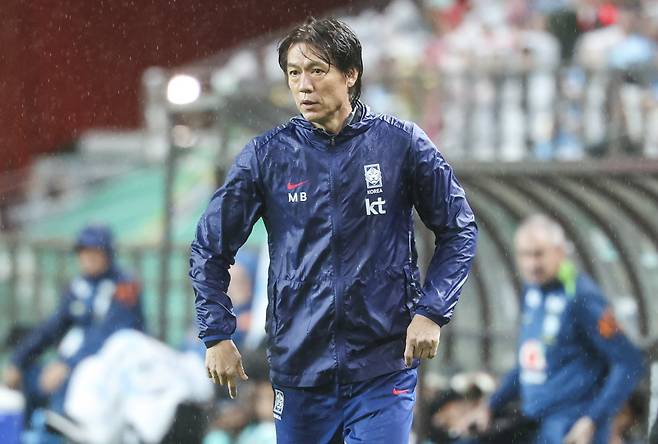 홍명보 한국축구대표팀 감독은 10일 서울월드컵경기장에서 열린 브라질과 평가전에서 0-5로 대패한 뒤 냉정하게 패인을 진단했다. 빌드업 기조를 이어가면서도 압박 타이밍과 강도를 보완해야 세계정상급 팀들과 간극을 좁힐 수 있다고 분석했다. 사진은 브라질전 도중 선수들에게 지시를 내리는 모습. 상암│뉴시스
