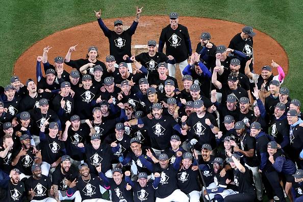시애틀 선수단이 11일 디트로이트와의 아메리칸리그 디비전시리즈 5차전을 승리한 뒤 자축하고 있다. 시애틀은 24년 만에 챔피언십시리즈에 진출했다. 게티이미지