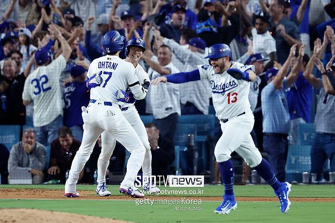 ▲ 끝내기 승리에 기뻐하는 다저스 선수단. 오타니 쇼헤이가 김혜성을 반겼다.